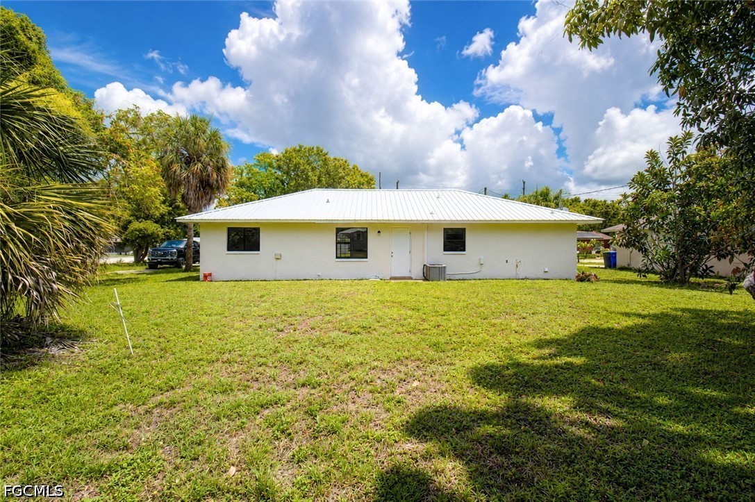 3 Bed SingleFamilyResidence for Sale in Fort Myers, FL — photo 33