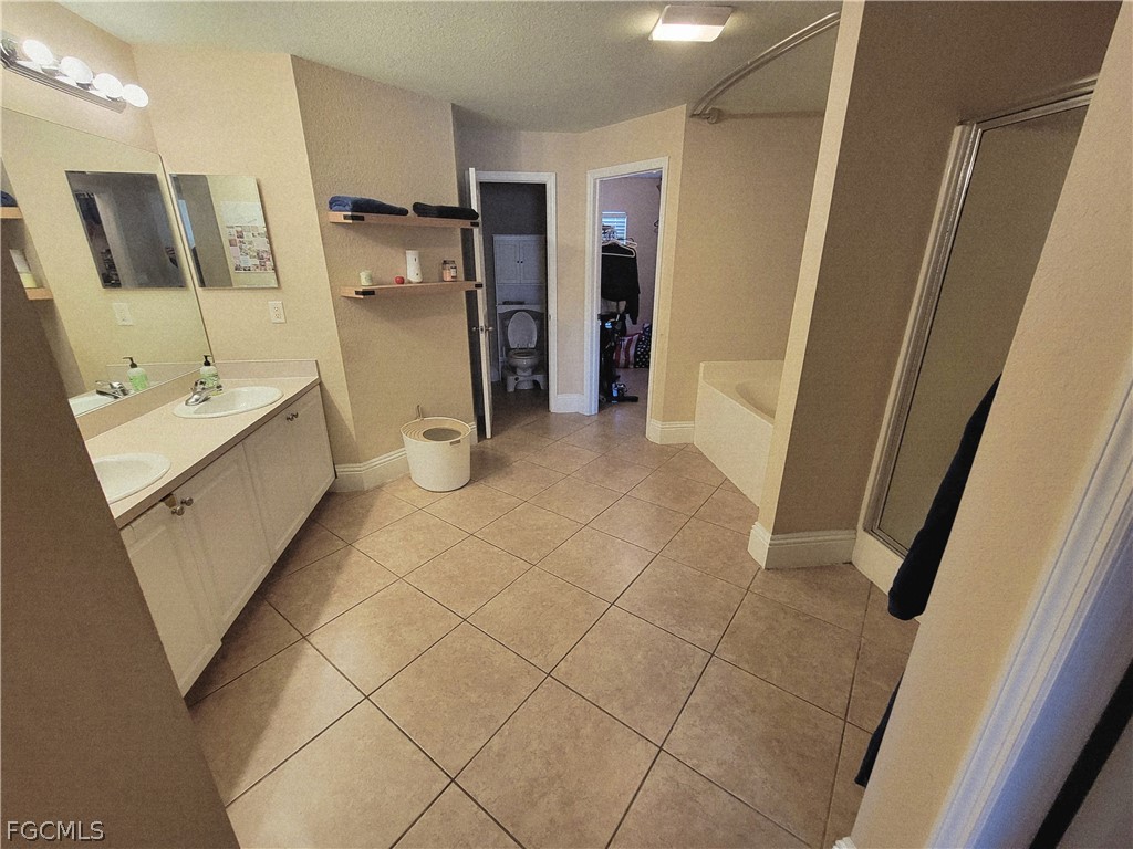 4 Bed SingleFamilyResidence for Sale in Lehigh Acres, photo 34