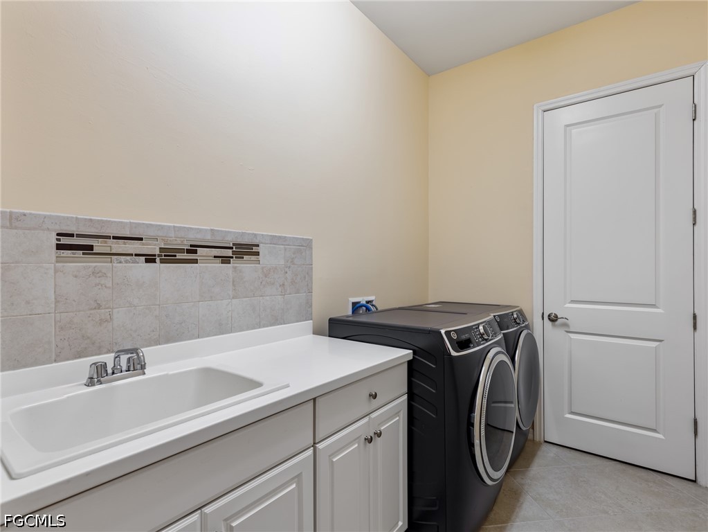 3 Bed Pool Home for Sale in Daniels Place, photo 34