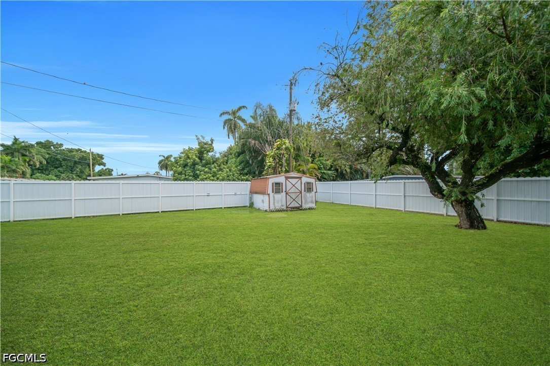 2 Bed SingleFamilyResidence for Sale in North Fort Myers, photo 34