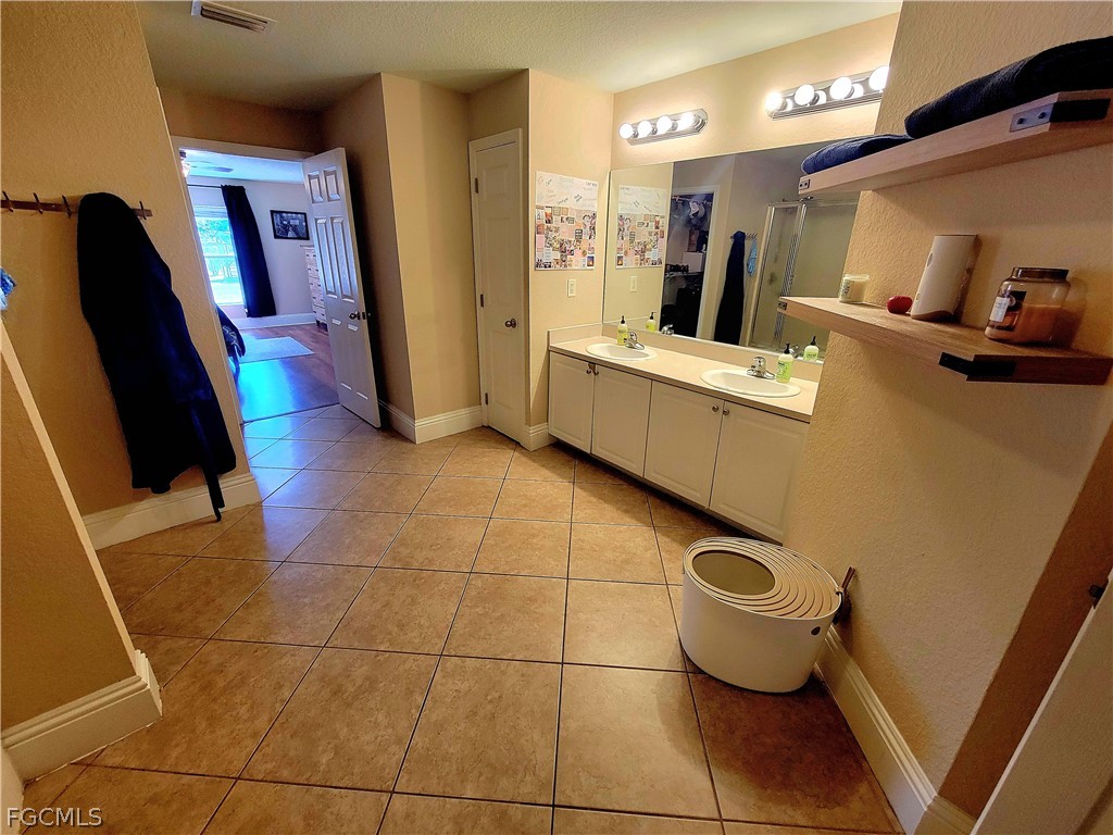 4 Bed SingleFamilyResidence for Sale in Lehigh Acres, photo 35