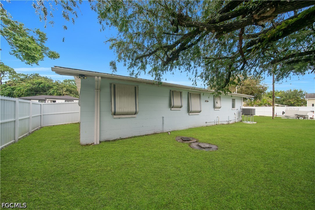 2 Bed SingleFamilyResidence for Sale in North Fort Myers, photo 35