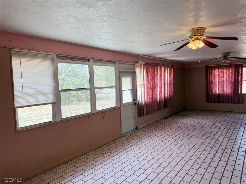 3 Bed SingleFamilyResidence for Sale in Lehigh Acres, photo 37
