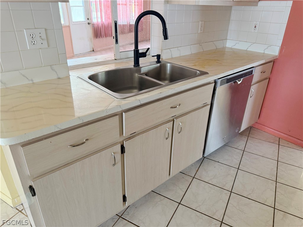 3 Bed SingleFamilyResidence for Sale in Lehigh Acres, photo 39