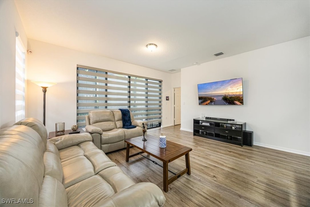 3 Bed SingleFamilyResidence for Sale in Silverwood, FL — photo 5