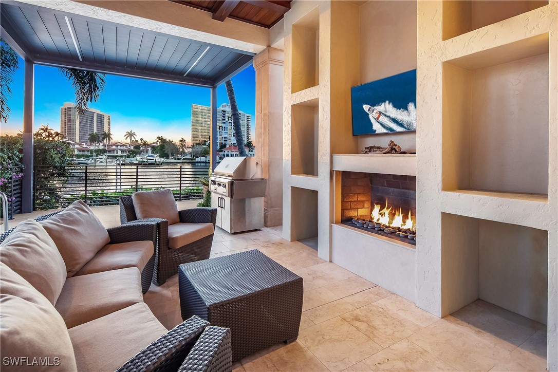 6 Bed Pool Home for Sale in Park Shore, photo 5