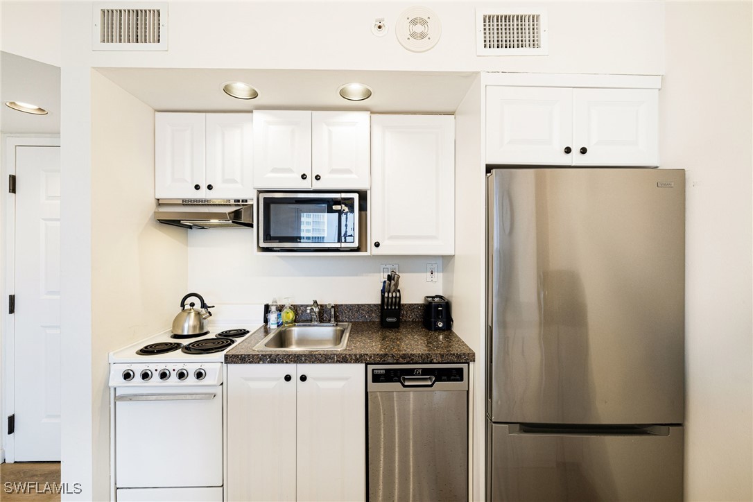 1 Bed Pool Home for Sale in Fort Myers Beach, FL, $395,000 — photo 5