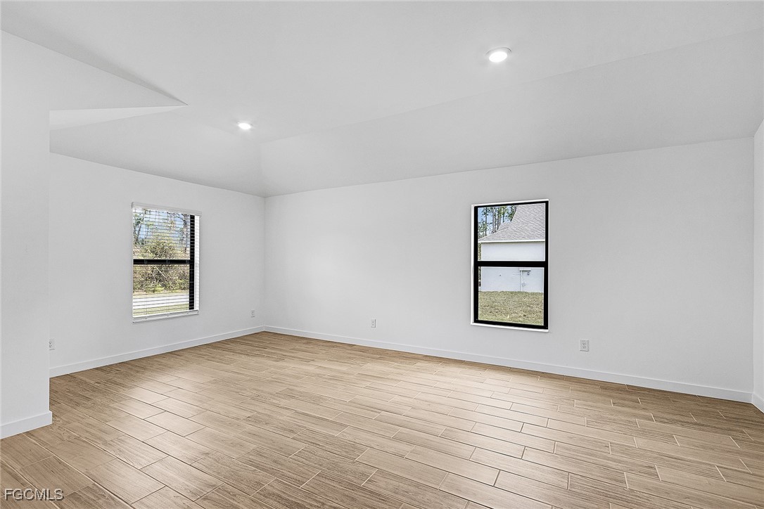 3 Bed SingleFamilyResidence for Sale in Mirror Lakes, photo 5