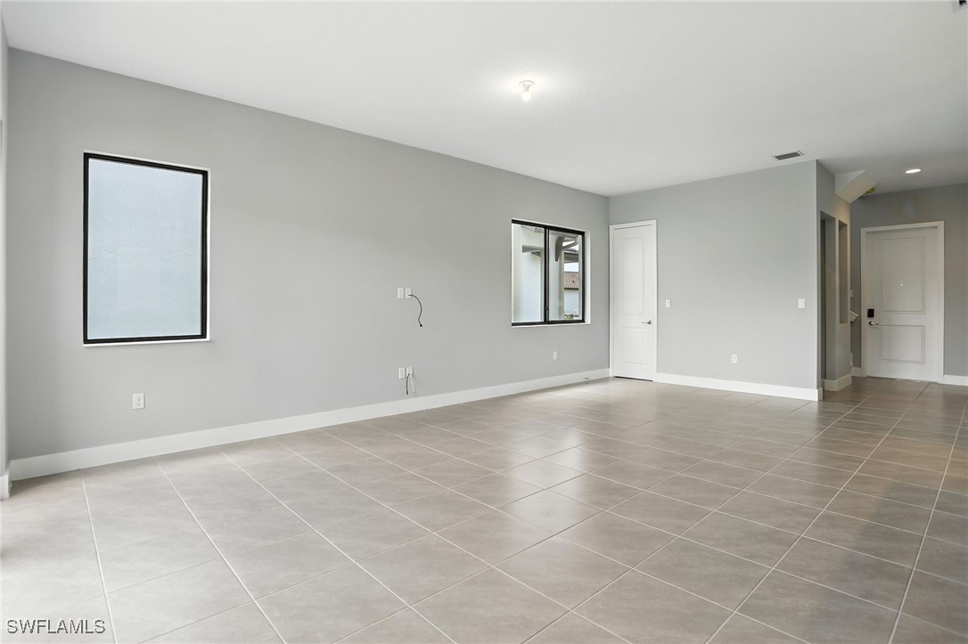 3 Bed SingleFamilyResidence for Sale in Silverwood, FL — photo 5