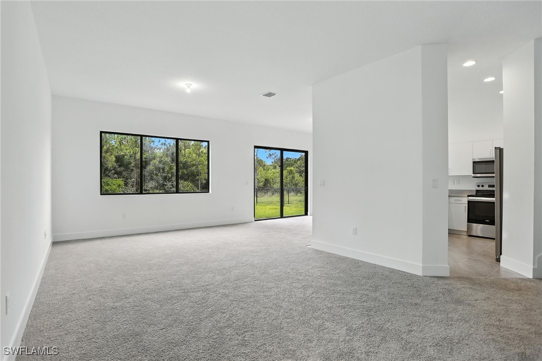 3 Bed SingleFamilyResidence for Sale in Silverwood, FL — photo 5