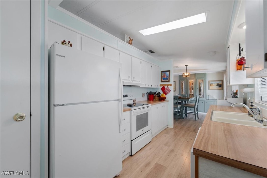 2 Bed ManufacturedHome for Sale in Riverwood, FL, $189,000 — photo 5
