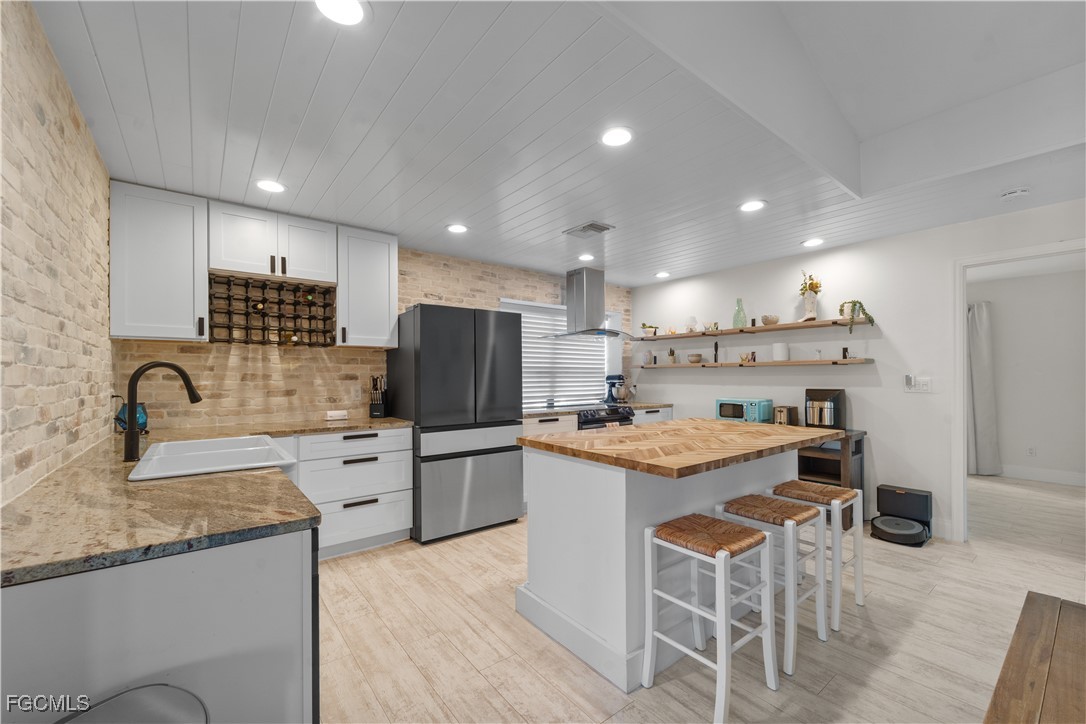 2 Bed SingleFamilyResidence for Sale in South Pointe, FL — photo 5