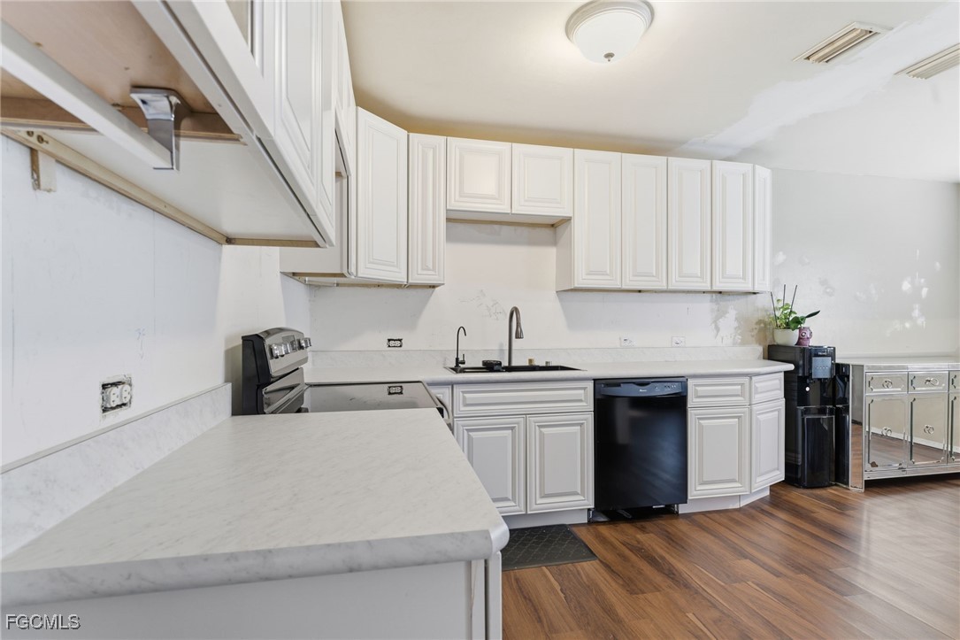3 Bed SingleFamilyResidence for Sale in Cape Coral, FL — photo 5