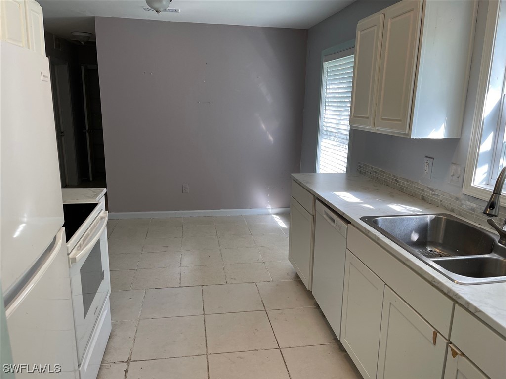 3 Bed SingleFamilyResidence for Sale in Leawood Lakes, FL — photo 5