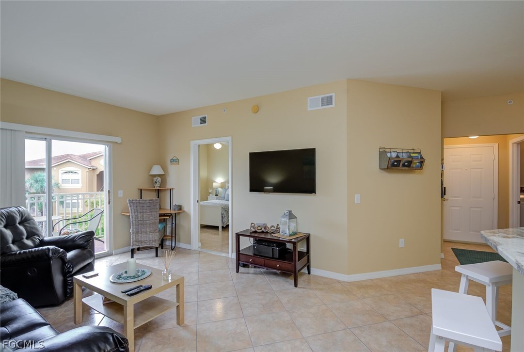 2 Bed Waterfront Home for Sale in Fort Myers, photo 5