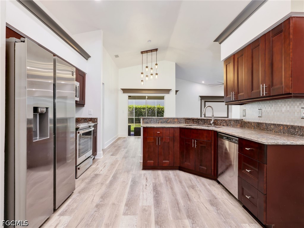 3 Bed SingleFamilyResidence for Sale in Stoneybrook, FL — photo 5
