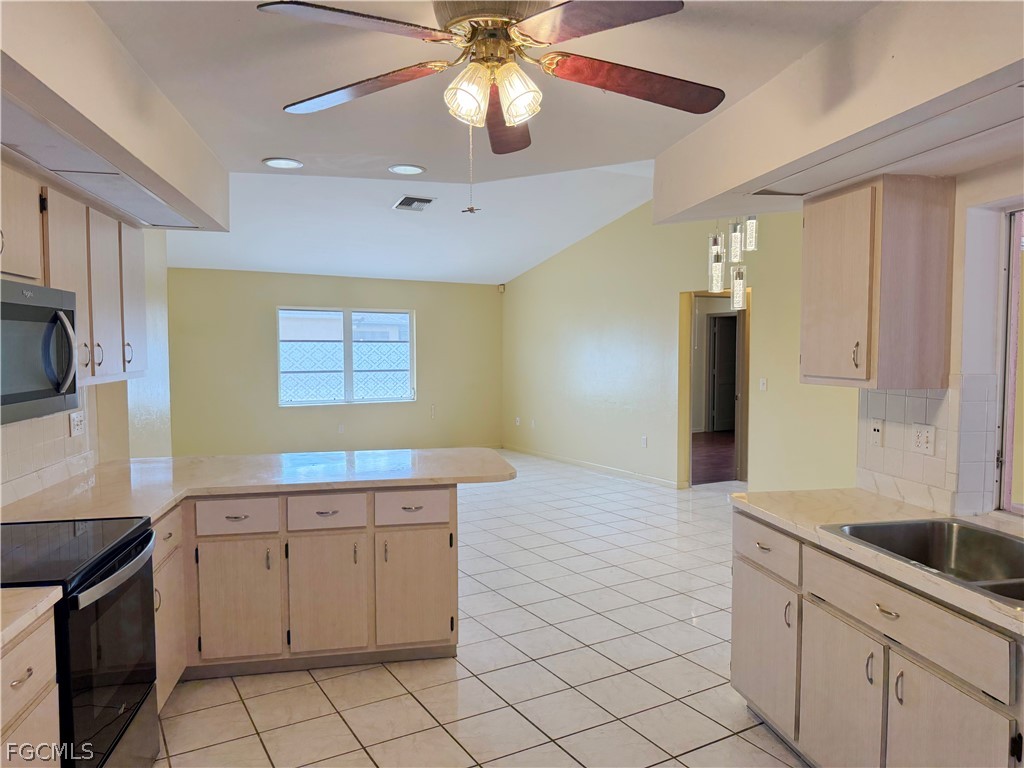 3 Bed SingleFamilyResidence for Sale in Lehigh Acres, photo 5