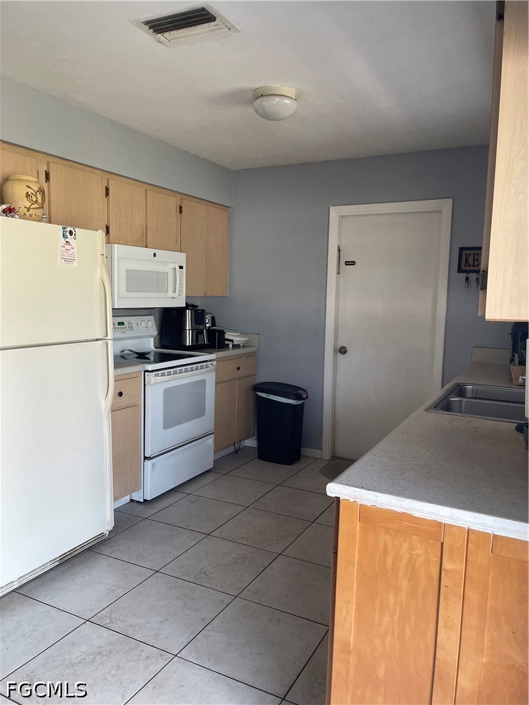 3 Bed SingleFamilyResidence for Sale in Fort Myers, photo 5
