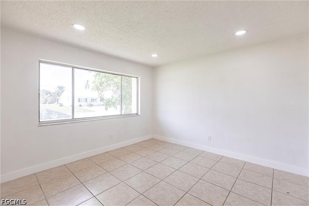 2 Bed SingleFamilyResidence for Sale in Cape Coral, photo 5