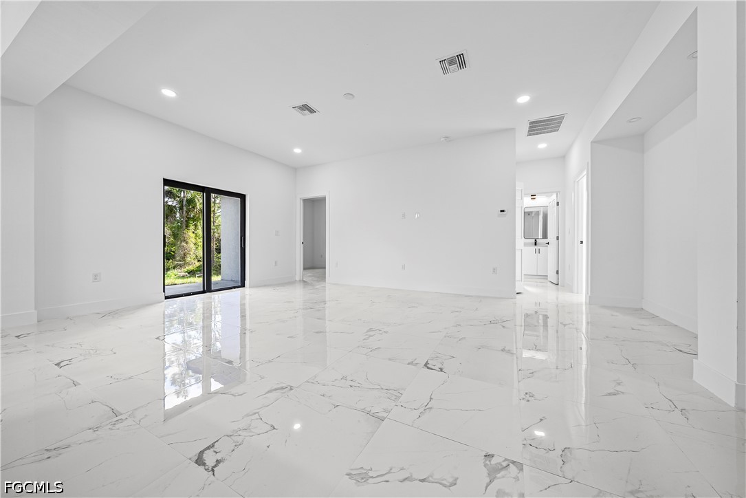 3 Bed SingleFamilyResidence for Sale in Lehigh Acres, photo 5