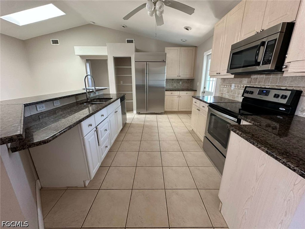 3 Bed SingleFamilyResidence for Sale in Cape Coral, photo 5