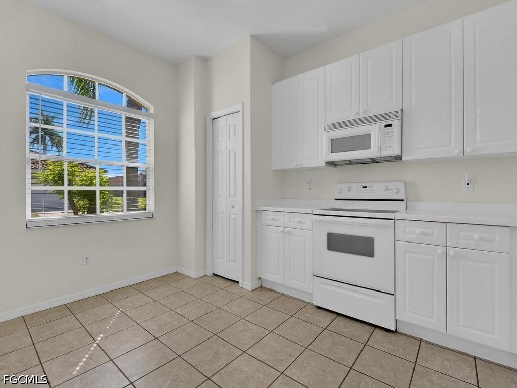 3 Bed SingleFamilyResidence for Sale in Silverlakes, FL — photo 5