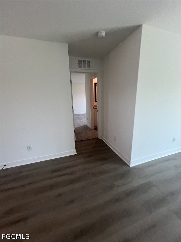 3 Bed SingleFamilyResidence for Sale in Mirror Lakes, photo 5