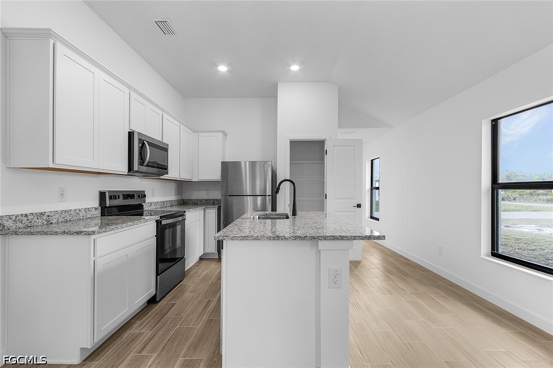3 Bed SingleFamilyResidence for Sale in Mirror Lakes, FL — photo 5