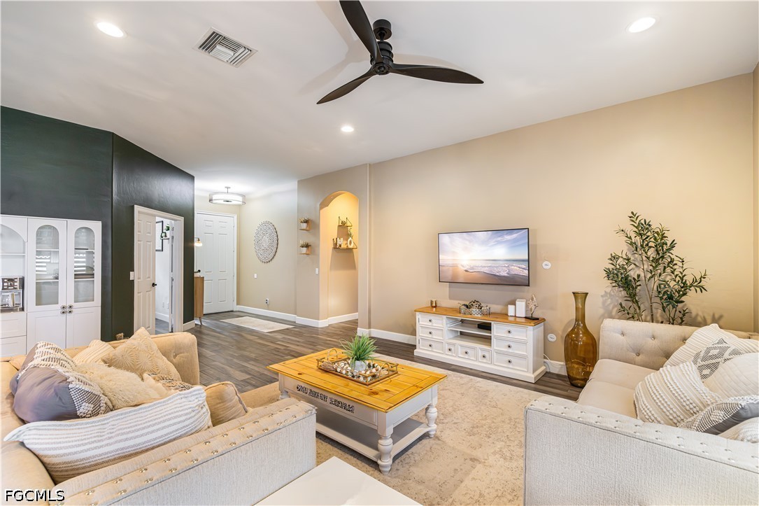 3 Bed SingleFamilyResidence for Sale in Timber Ridge, photo 5