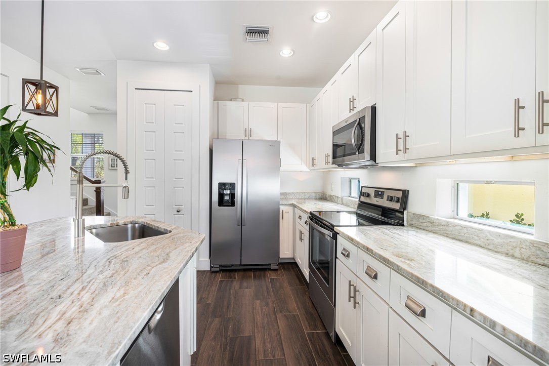 5 Bed SingleFamilyResidence for Sale in Kelly Plaza, FL — photo 5