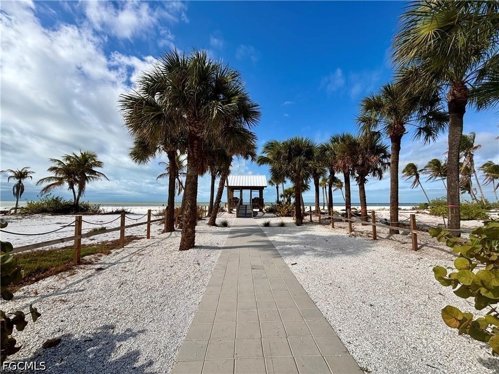Residential for Sale in Gulf Island Manor, FL, $489,000 — photo 5