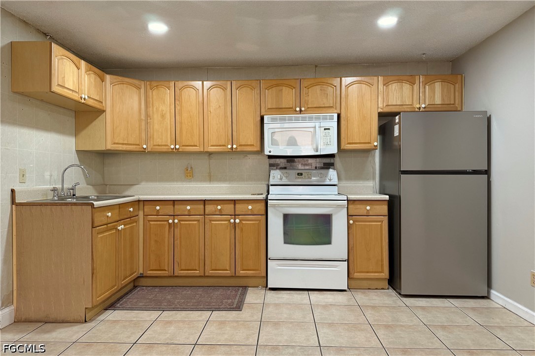 2 Bed Condominium for Sale in Fort Myers, FL, $1,100 — photo 5