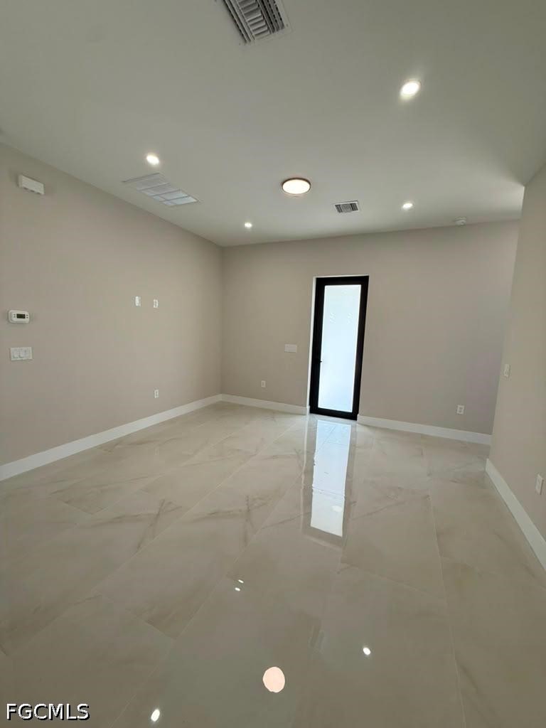 2 Bed SingleFamilyResidence for Sale in Lehigh Acres, photo 5