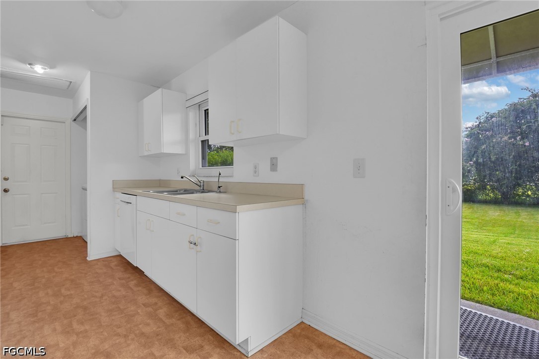 2 Bed SingleFamilyResidence for Sale in Lehigh Acres, photo 5