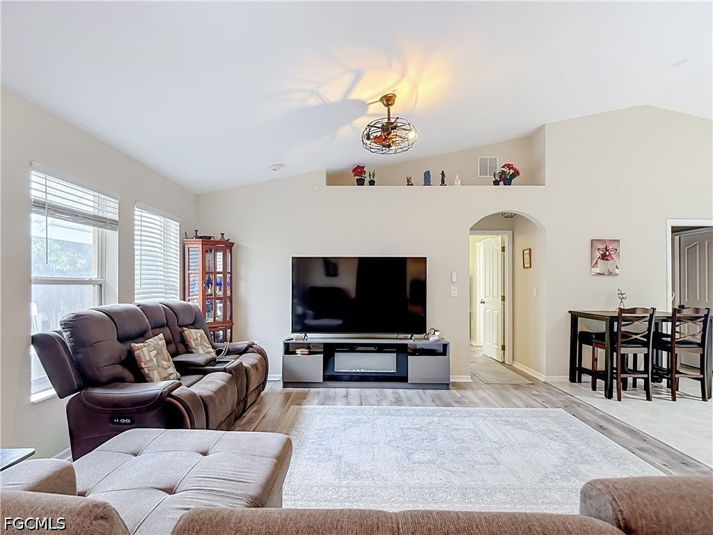 3 Bed SingleFamilyResidence for Sale in Cape Coral, photo 5