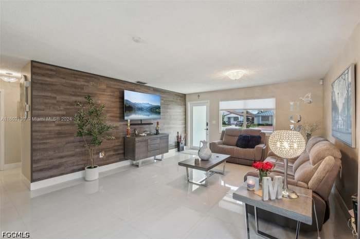 2 Bed SingleFamilyResidence for Sale in Miami, photo 5