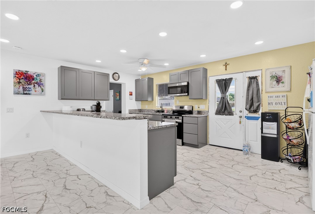 2 Bed SingleFamilyResidence for Sale in Port Charlotte, photo 5
