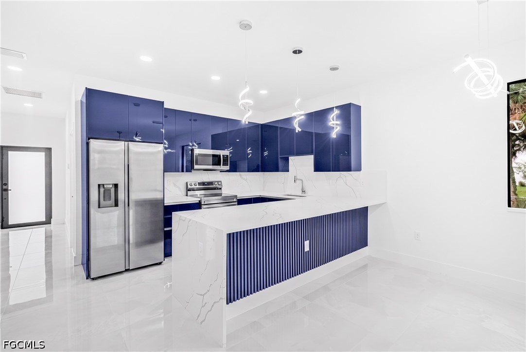 3 Bed SingleFamilyResidence for Sale in Lehigh Acres, photo 5