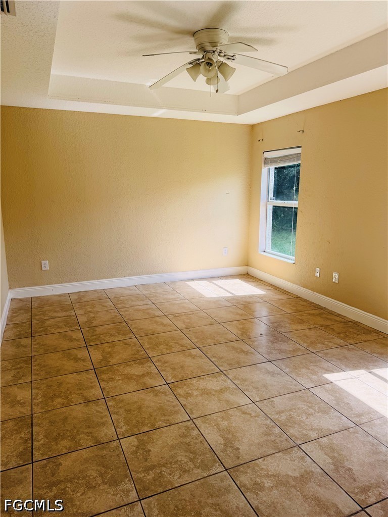 3 Bed SingleFamilyResidence for Sale in Lehigh Acres, photo 5
