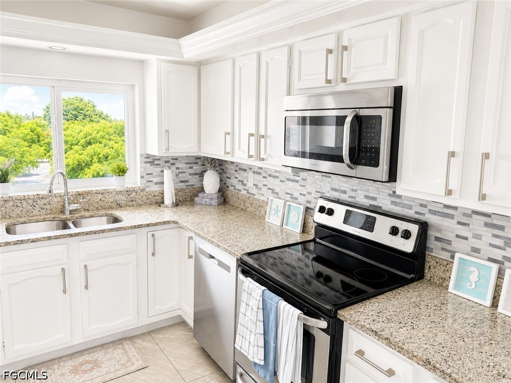 2 Bed Waterfront Home for Sale in Fort Myers, photo 5