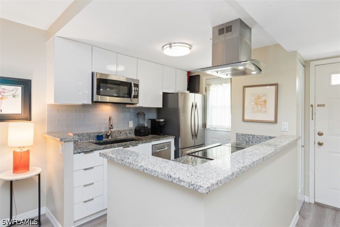 2 Bed Pool Home for Sale in Town Manor, photo 5