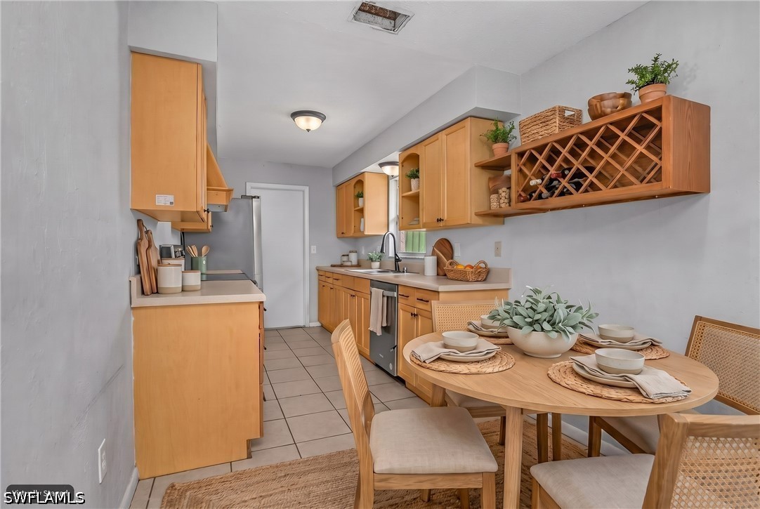 3 Bed SingleFamilyResidence for Sale in Fort Myers, photo 5