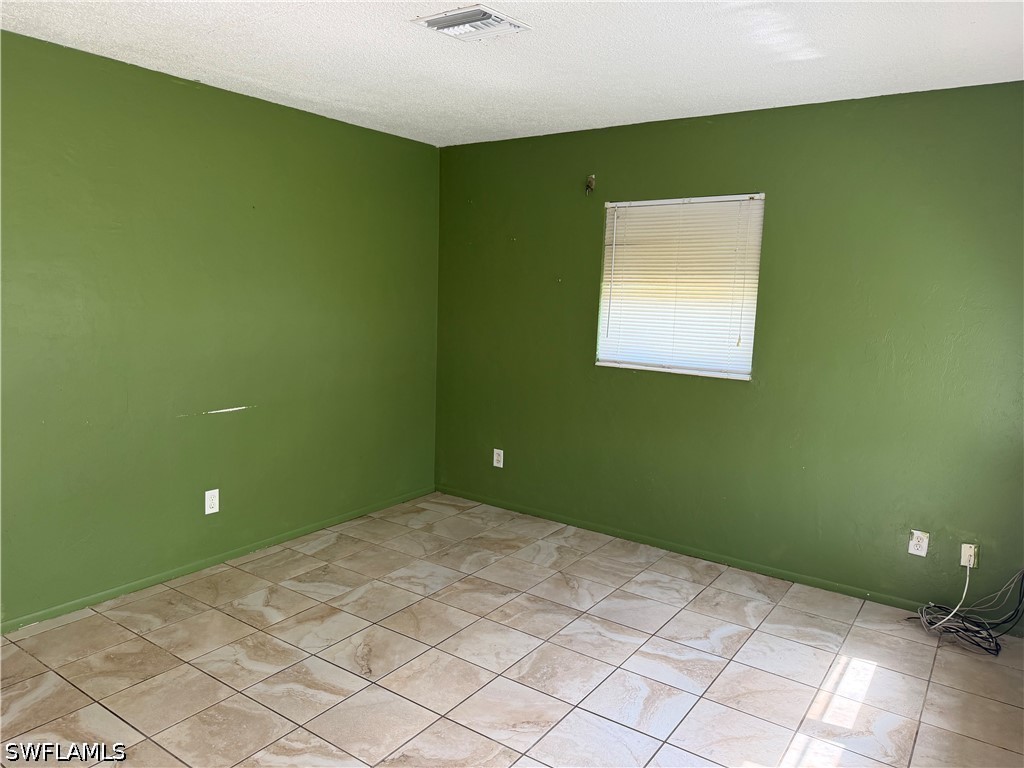 1 Bed SingleFamilyResidence for Sale in Lehigh Acres, photo 5