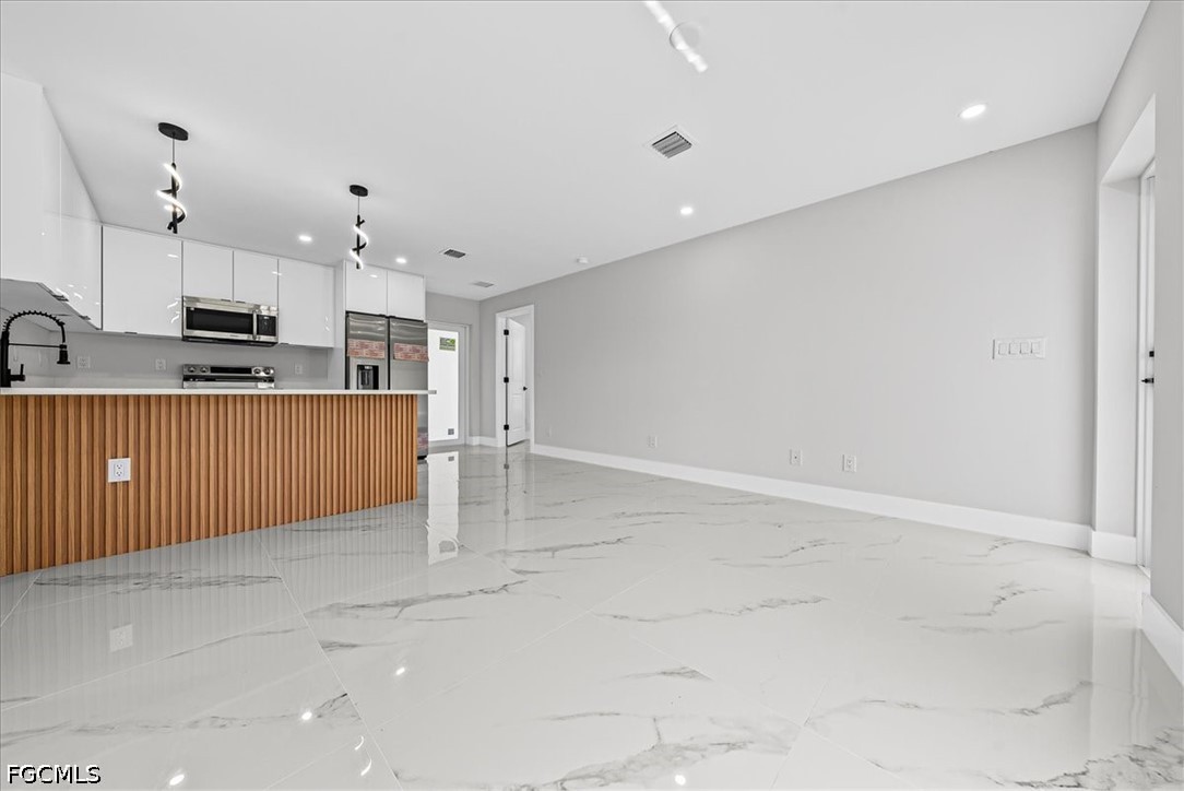 3 Bed SingleFamilyResidence for Sale in Lehigh Acres, photo 5