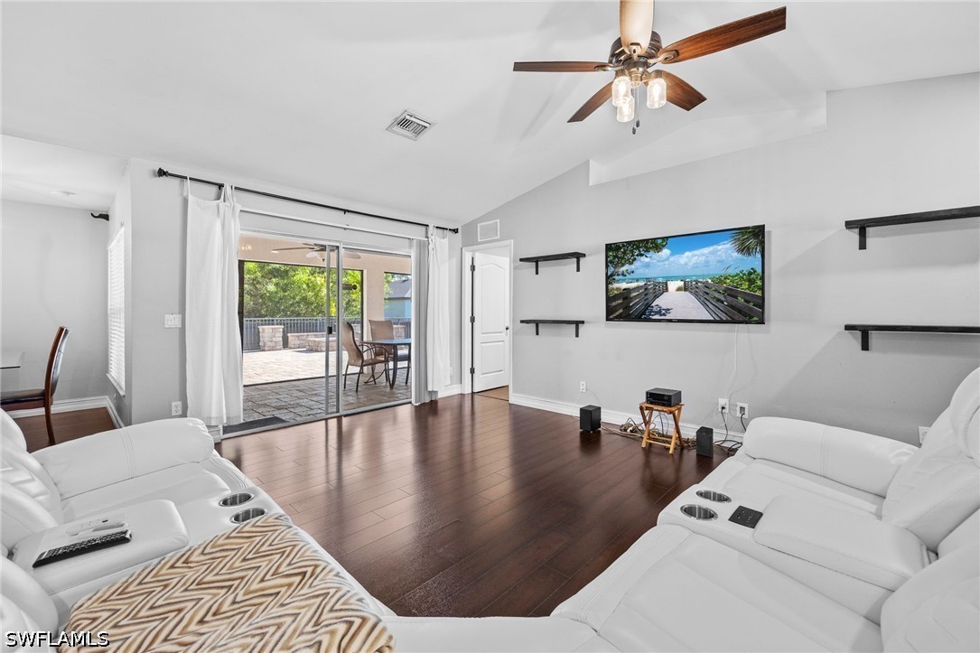 3 Bed SingleFamilyResidence for Sale in Mirror Lakes, photo 5