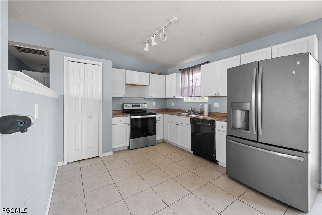 3 Bed SingleFamilyResidence for Sale in Cape Coral, photo 5
