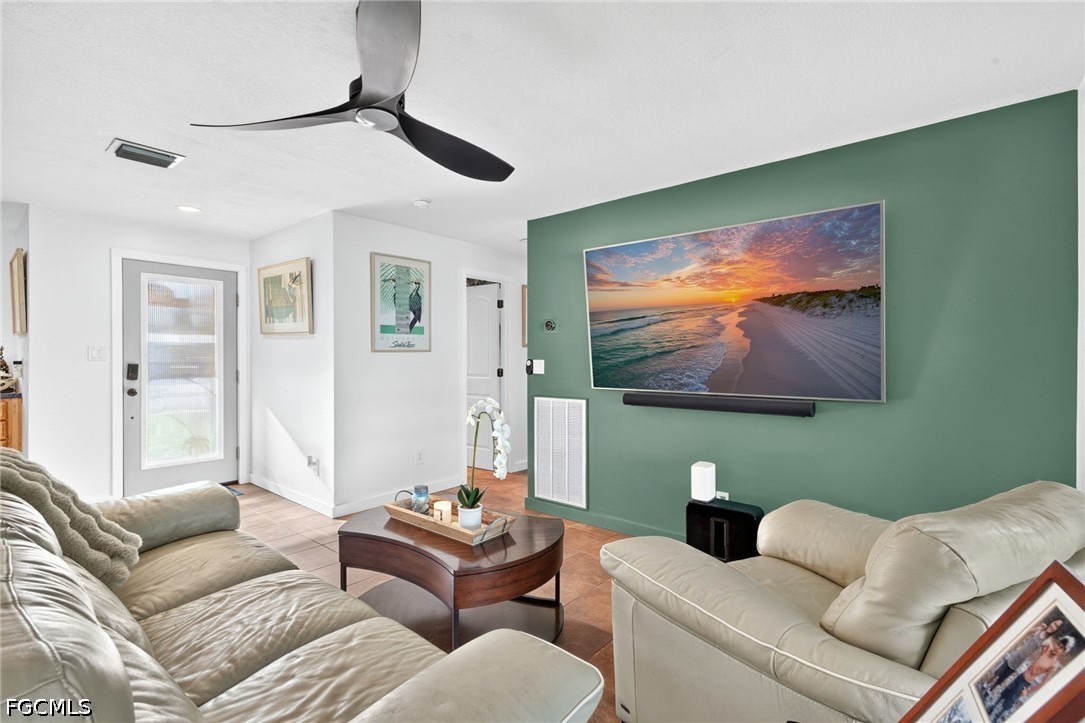 2 Bed SingleFamilyResidence for Sale in Rio Vista, photo 5
