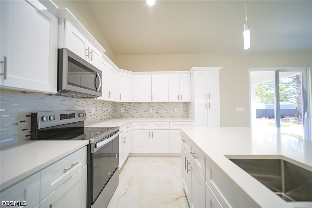 3 Bed SingleFamilyResidence for Sale in Lehigh Acres, photo 5