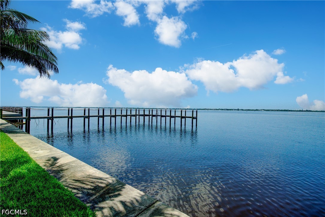 1 Bed Waterfront Home for Sale in Fort Myers, photo 5