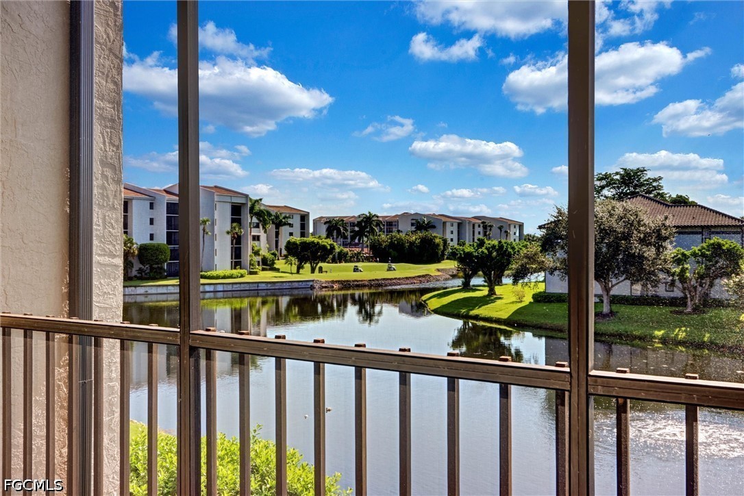 1 Bed Waterfront Home for Sale in Fort Myers, photo 5
